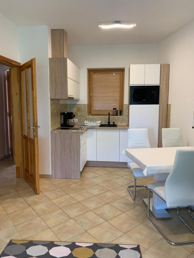 Simon Apartment *